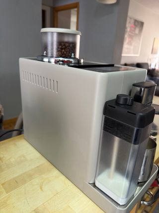 Cafetera Delonghi Rivelia Beige Nueva