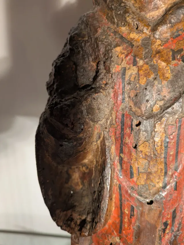 Talla antigua policromada.