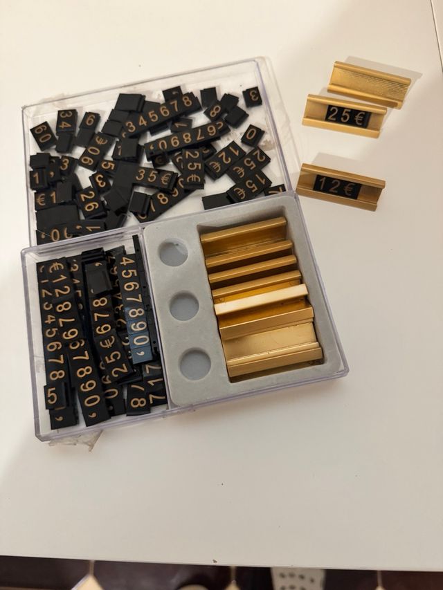 Supporti per prezzi dorati e numeri