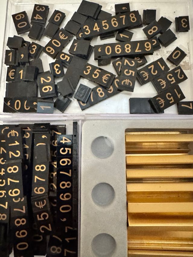 Supporti per prezzi dorati e numeri