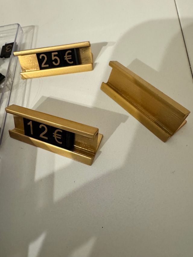 Supporti per prezzi dorati e numeri