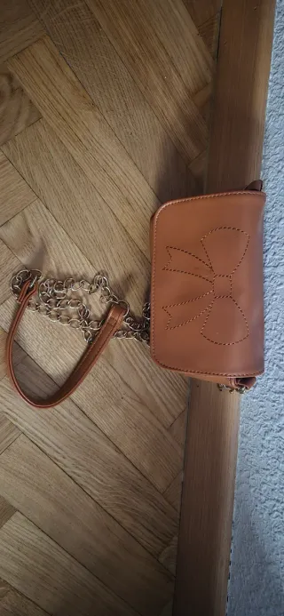 Bolso pequeño marrón con lazo