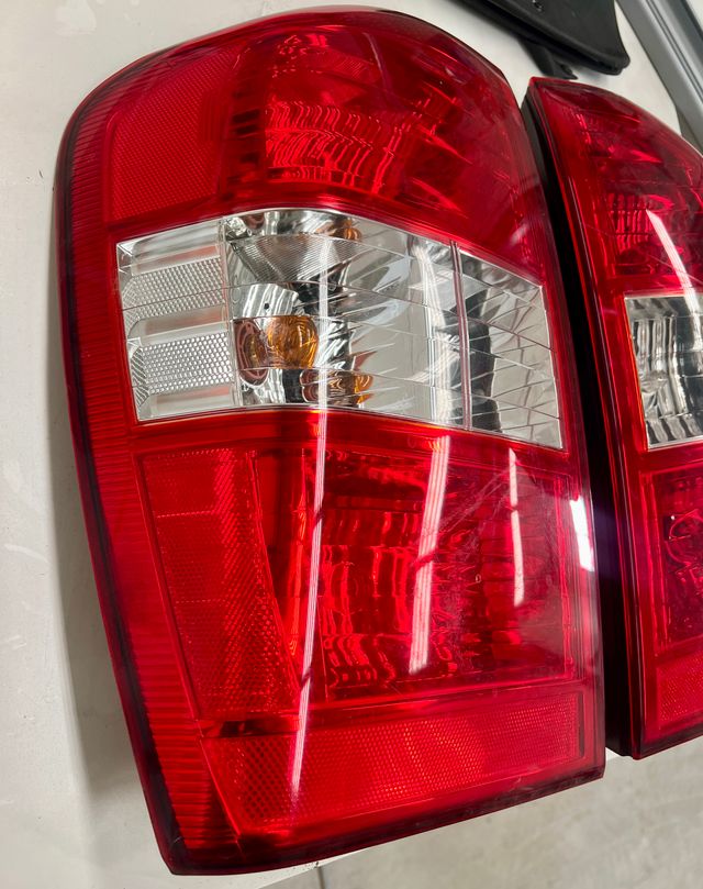 Pilotos Traseros Kia Carnival III EX 2.9