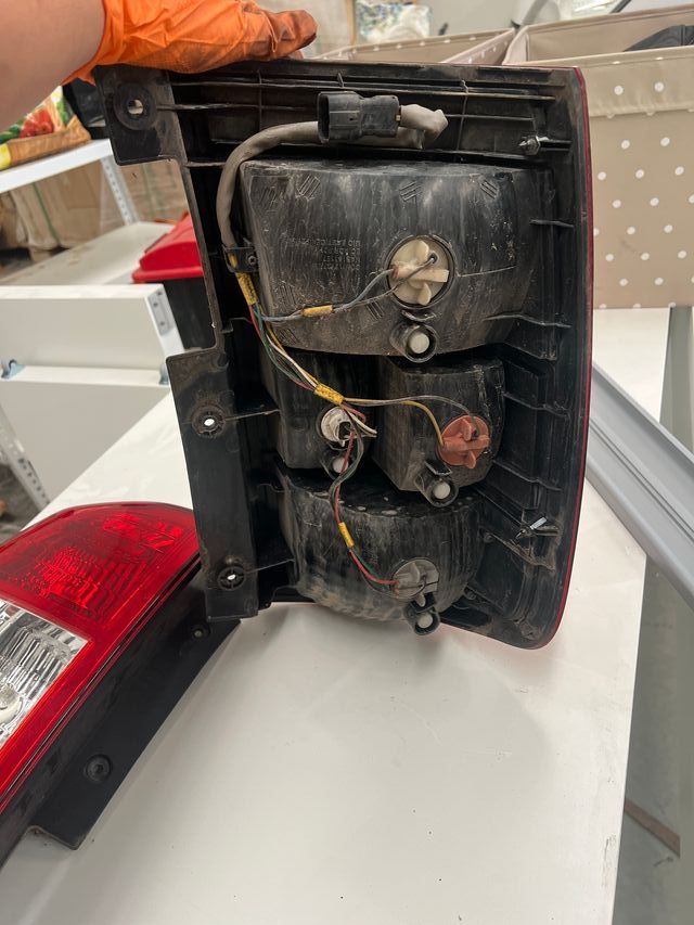 Pilotos Traseros Kia Carnival III EX 2.9