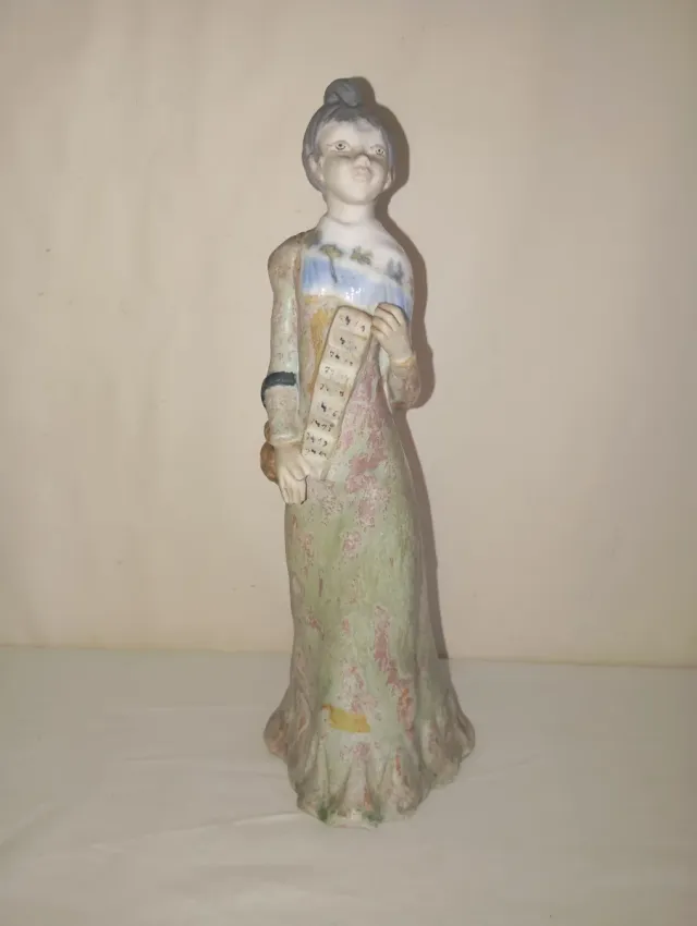 Porcelana, Inglés. Figura de mulher vendendo loterias.