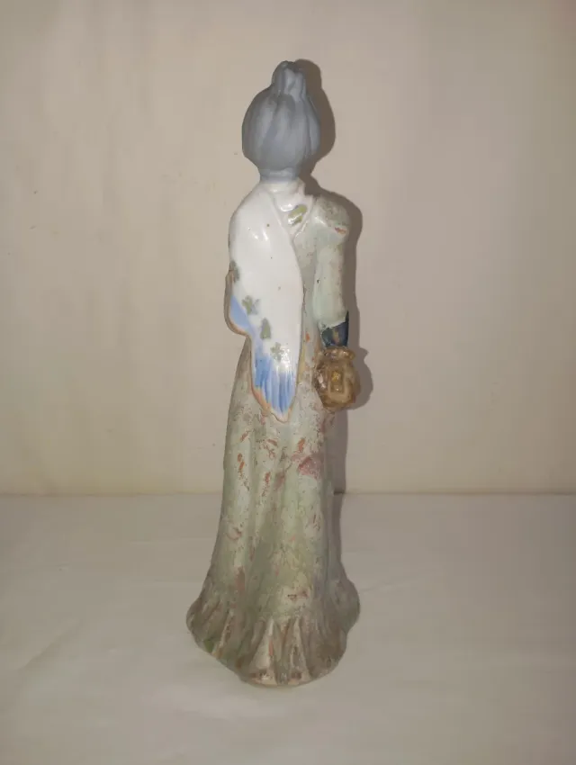 Porcelana, Inglés. Figura de mulher vendendo loterias.