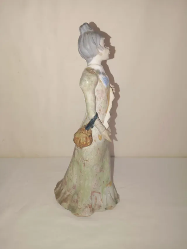 Porcelana, Inglés. Figura de mulher vendendo loterias.