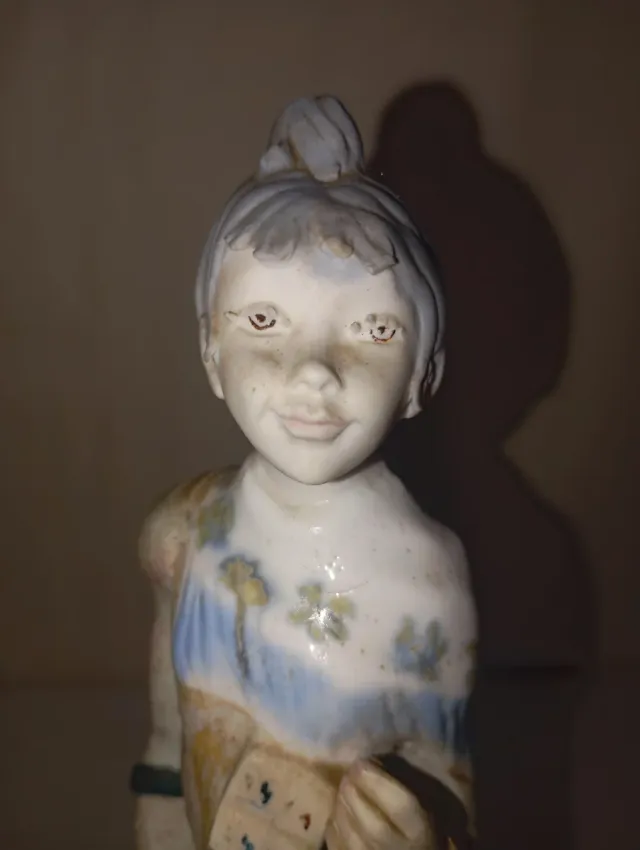 Porcelana, Inglés. Figura de mulher vendendo loterias.