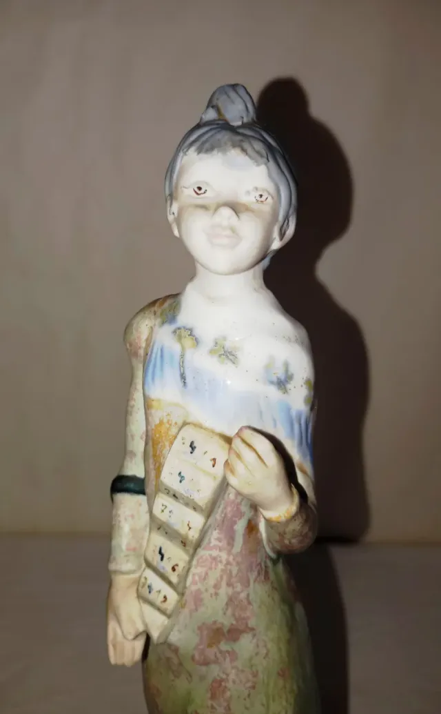 Porcelana, Inglés. Figura de mulher vendendo loterias.