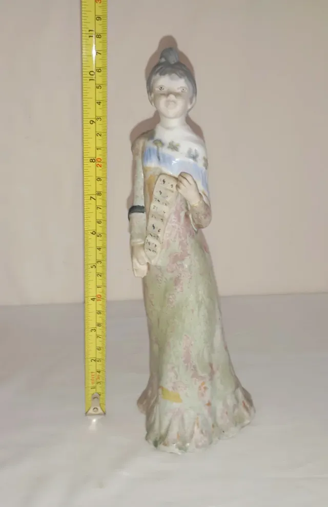 Porcelana, Inglés. Figura de mulher vendendo loterias.