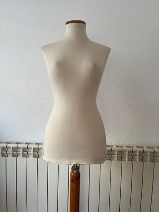 Maniquí de costura beige y marrón