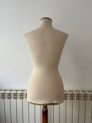 Maniquí de costura beige y marrón