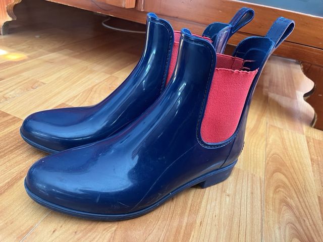BLACK FRIDAY! Botas de chuva azul e vermelho