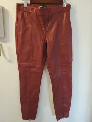 Pantalón de efecto cuero granate burdeos de ZARA L