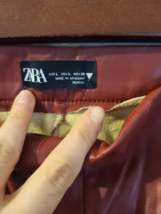Pantalón de efecto cuero granate burdeos de ZARA L