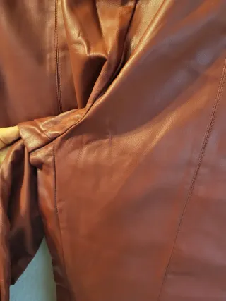 Pantalón de efecto cuero granate burdeos de ZARA L