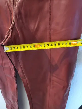 Pantalón de efecto cuero granate burdeos de ZARA L