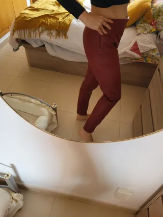 Pantalón de efecto cuero granate burdeos de ZARA L