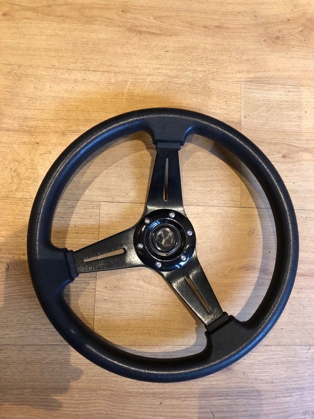 Volante semidesplazado negro