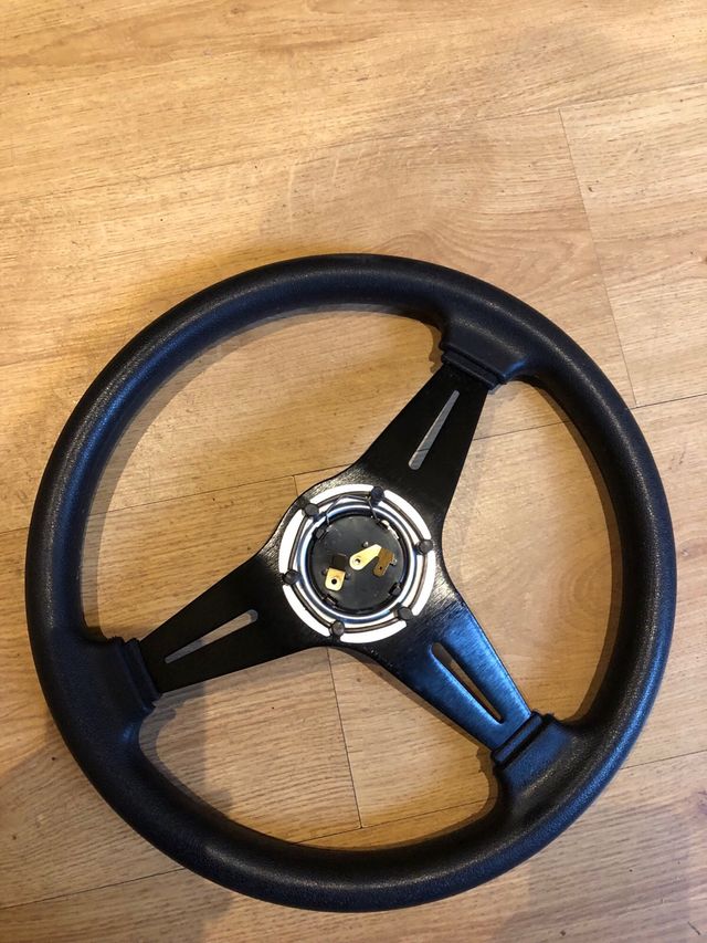 Volante semidesplazado negro