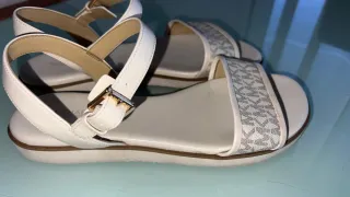 Sandalias Michael Kors Blancas y Doradas
