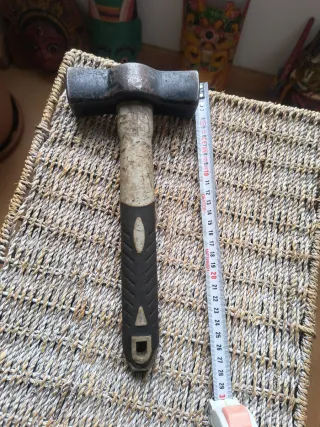 Maza de albañil más chaqueta trabajo y seguridad