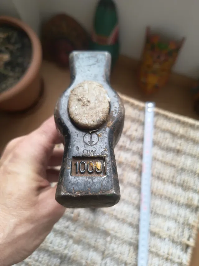 Maça de pedreiro com jaqueta de trabalho e segurança