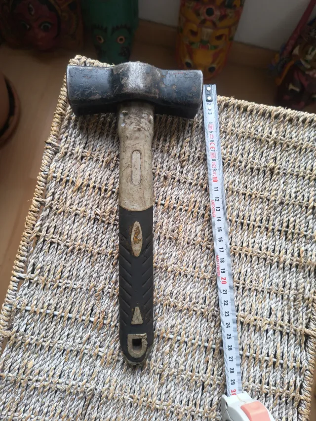 Maça de pedreiro com jaqueta de trabalho e segurança