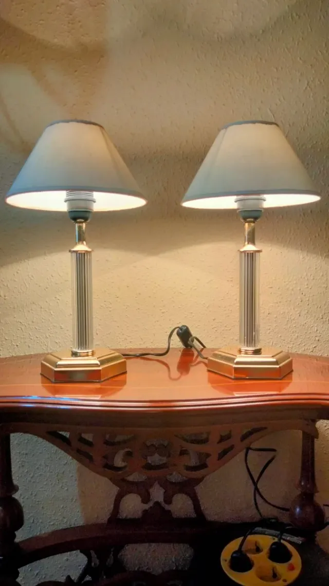 Maestosa coppia di lampade da tavolo con colonne romane dorate