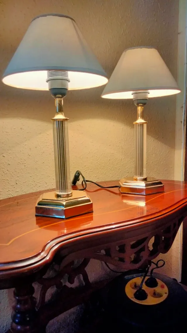 Maestosa coppia di lampade da tavolo con colonne romane dorate