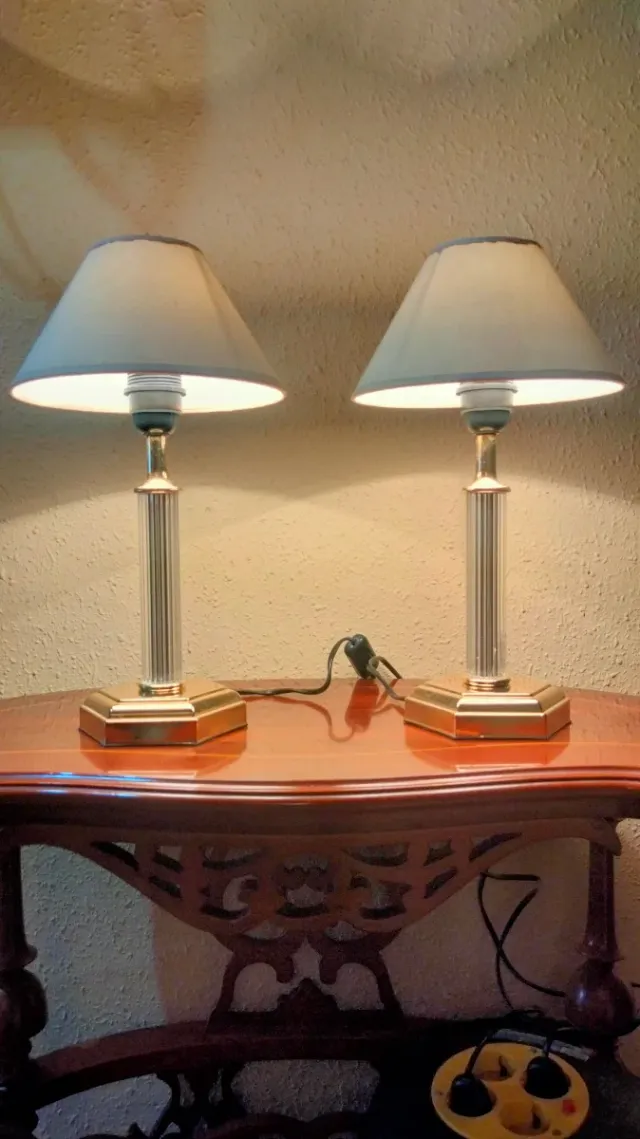 Maestosa coppia di lampade da tavolo con colonne romane dorate