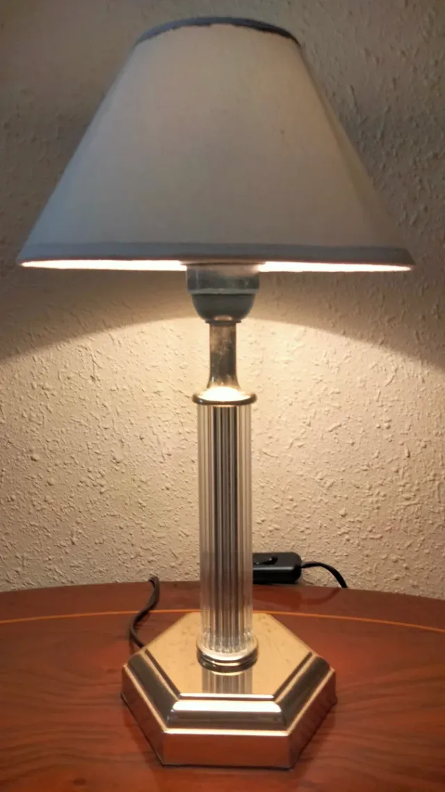 Maestosa coppia di lampade da tavolo con colonne romane dorate