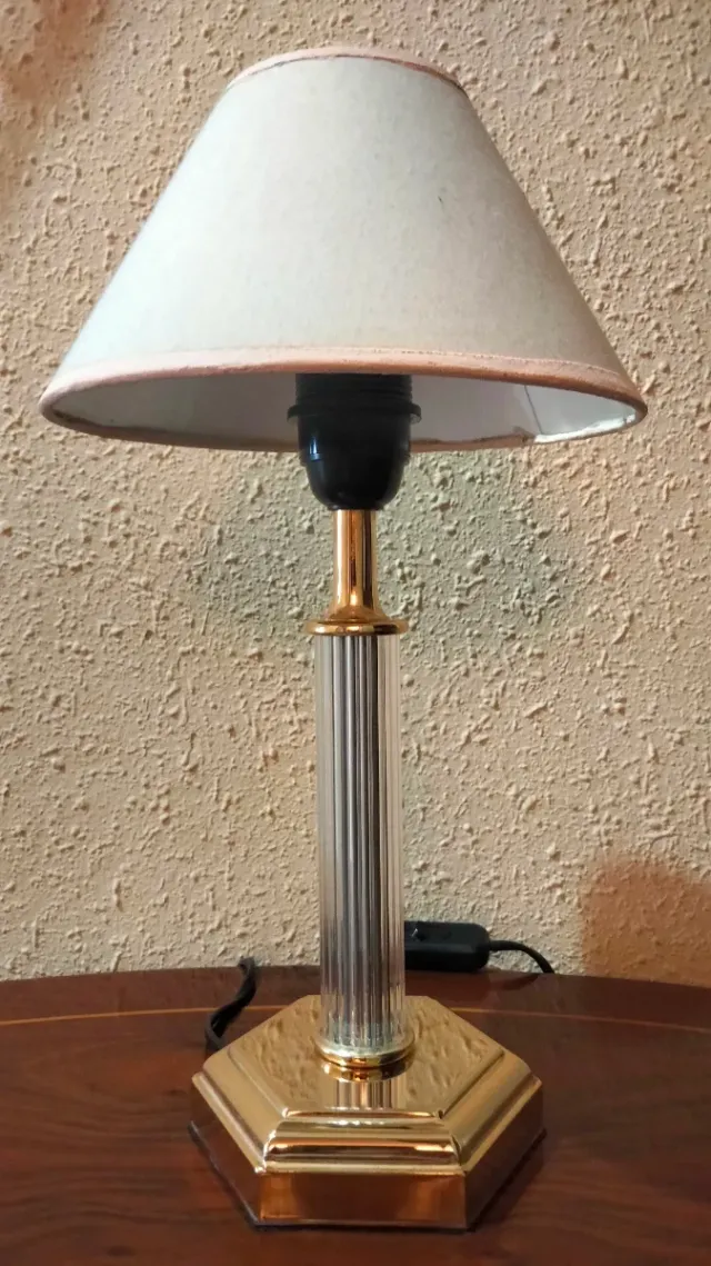 Maestosa coppia di lampade da tavolo con colonne romane dorate