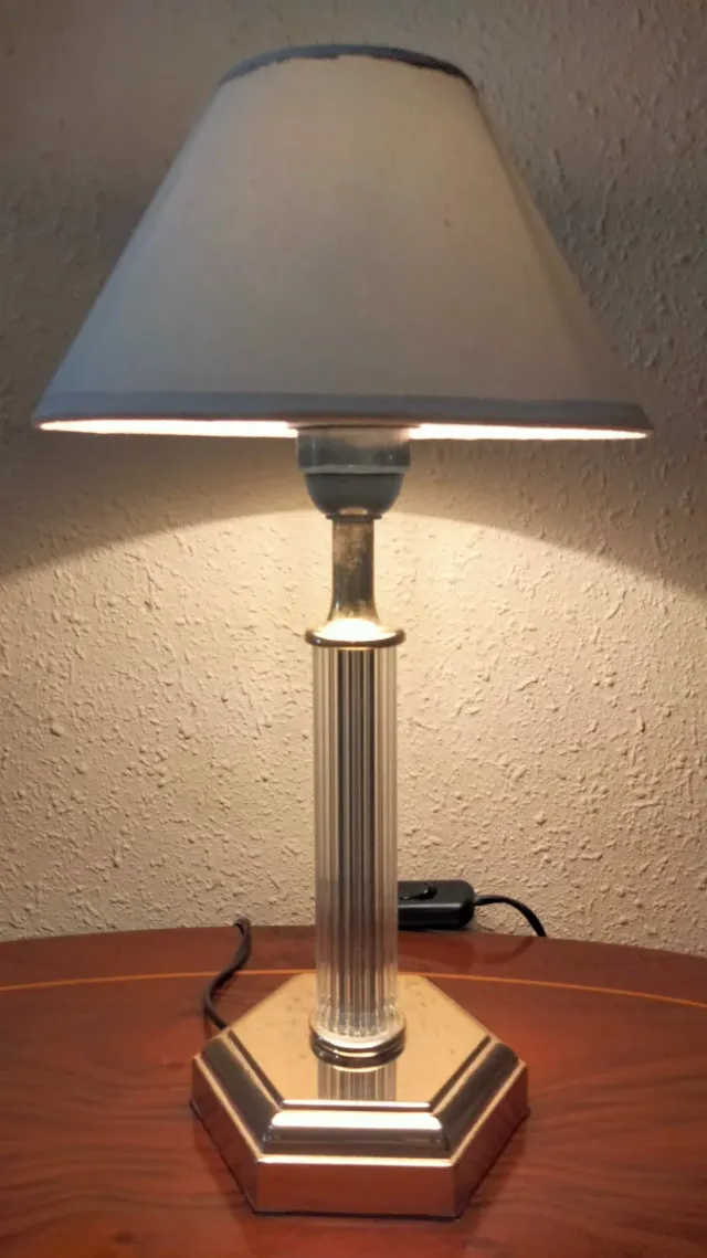 Maestosa coppia di lampade da tavolo con colonne romane dorate