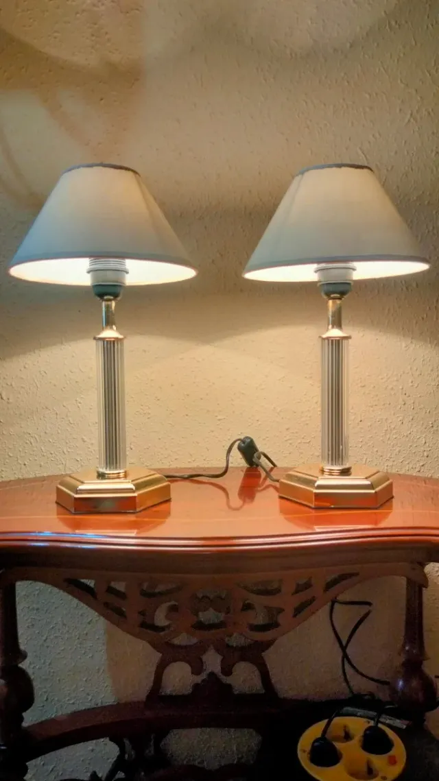 Maestosa coppia di lampade da tavolo con colonne romane dorate