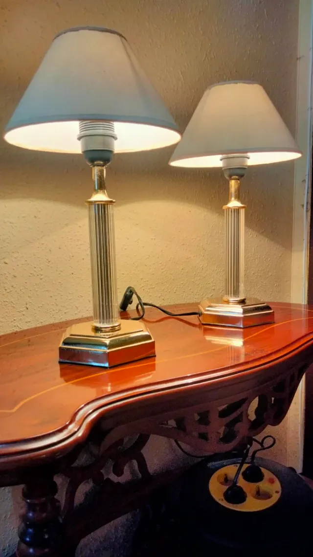 Maestosa coppia di lampade da tavolo con colonne romane dorate