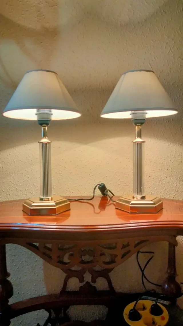 Maestosa coppia di lampade da tavolo con colonne romane dorate