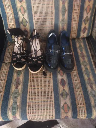 Zapatos negros de tacón y mocasines con plantilla.