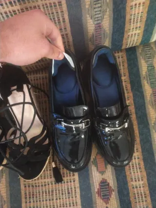 Zapatos negros de tacón y mocasines con plantilla.