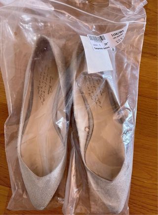 Bolso y bailarinas plateadas Zara