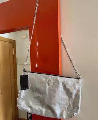 Bolso y bailarinas plateadas Zara