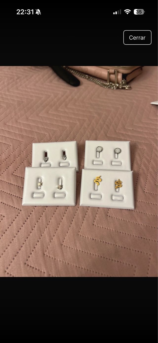 Pendientes dorados y plateados