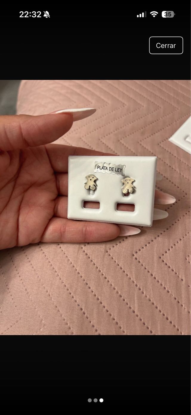 Pendientes dorados y plateados