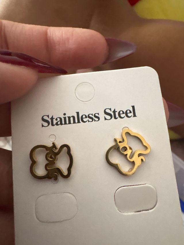 Pendientes dorados y plateados