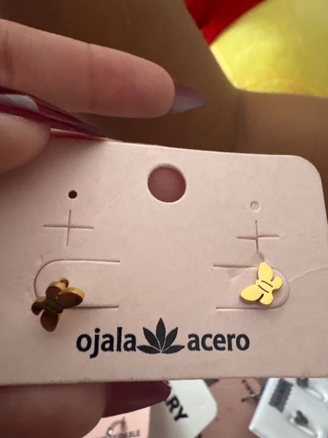 Pendientes dorados y plateados