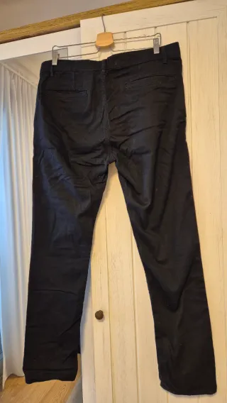 Pantalón negro hombre