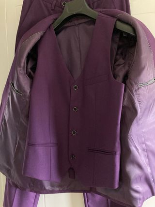 Traje ceremonia chico morado