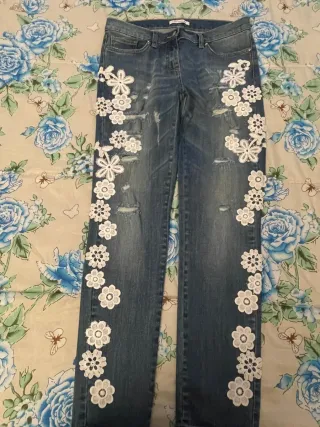 Jeans donna con fiori bianchi