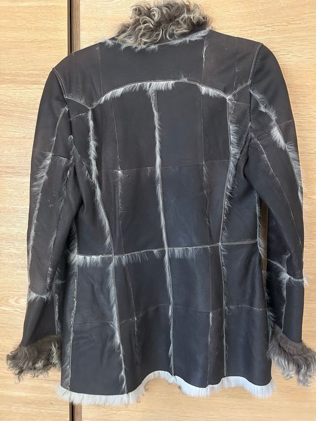 Chaqueta de cuero marrón con pelo.