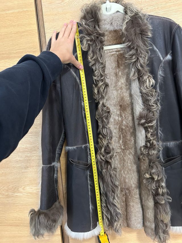 Chaqueta de cuero marrón con pelo.